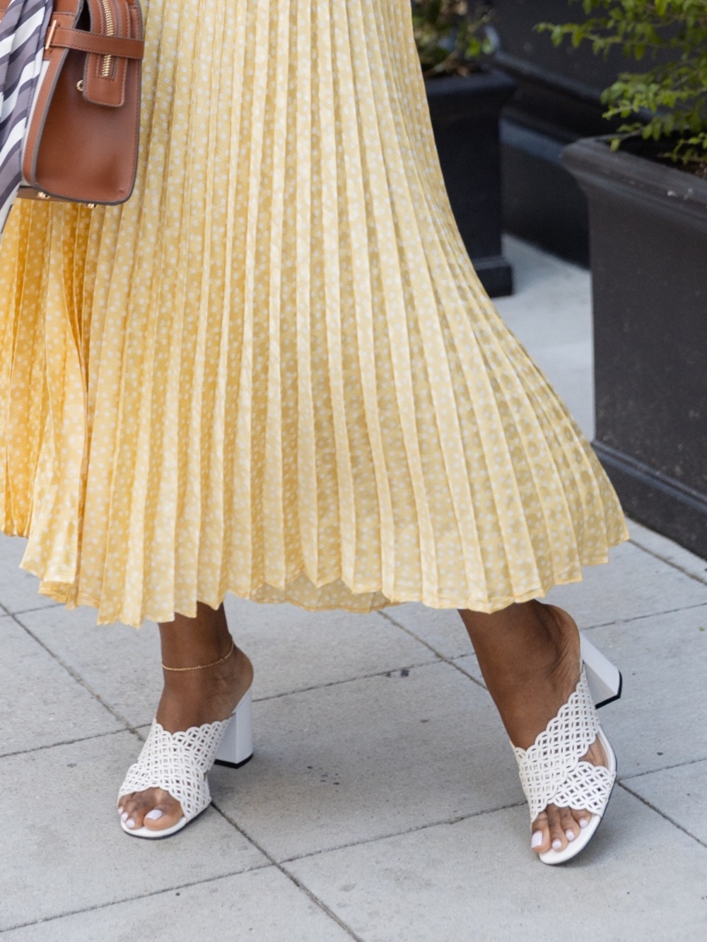 Adrienne Vittadini Aeris White Sandals in 8.5
